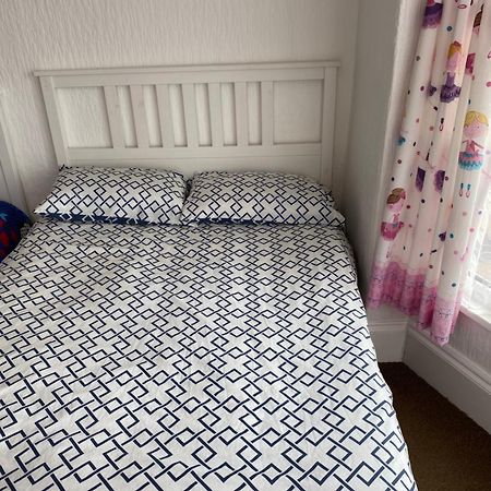 Barbie House ,Opposite The Beach & Paignton Pier , 2 Bedroom Apartment With Private Car Space & Garden , Free Access Next Door To The Stunning Ballet & Make Up School & A Beautiful Ladys Beauty Salon (Adults Only) Exterior foto