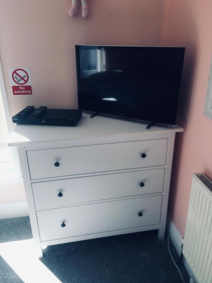 Barbie House ,Opposite The Beach & Paignton Pier , 2 Bedroom Apartment With Private Car Space & Garden , Free Access Next Door To The Stunning Ballet & Make Up School & A Beautiful Ladys Beauty Salon (Adults Only) Exterior foto