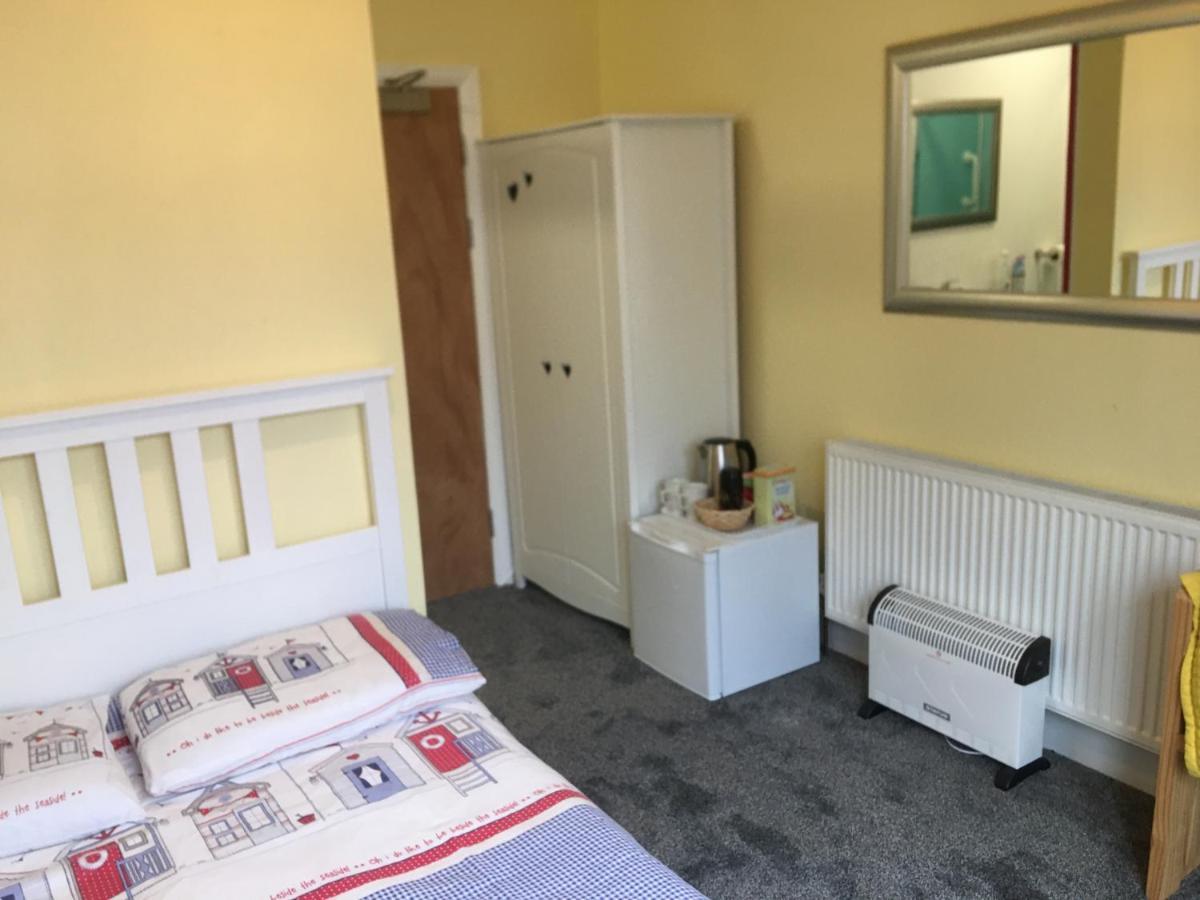 Barbie House ,Opposite The Beach & Paignton Pier , 2 Bedroom Apartment With Private Car Space & Garden , Free Access Next Door To The Stunning Ballet & Make Up School & A Beautiful Ladys Beauty Salon (Adults Only) Exterior foto