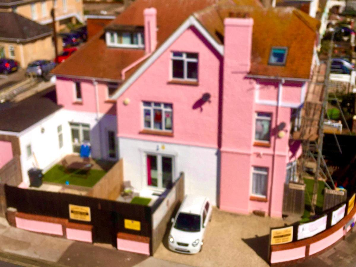 Barbie House ,Opposite The Beach & Paignton Pier , 2 Bedroom Apartment With Private Car Space & Garden , Free Access Next Door To The Stunning Ballet & Make Up School & A Beautiful Ladys Beauty Salon (Adults Only) Exterior foto