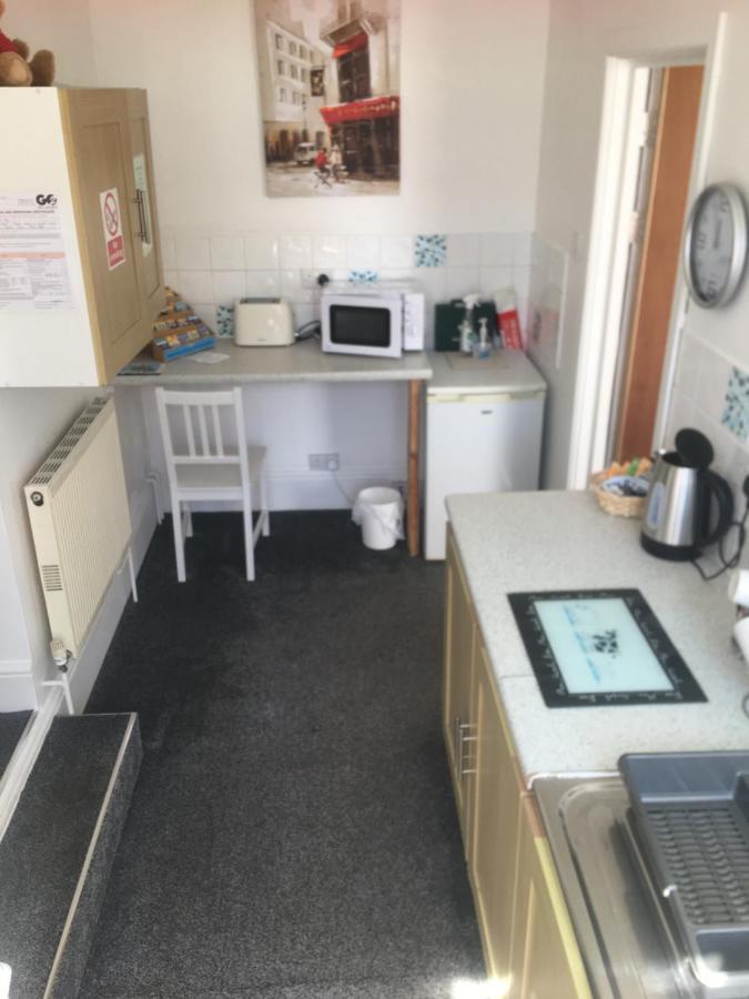 Barbie House ,Opposite The Beach & Paignton Pier , 2 Bedroom Apartment With Private Car Space & Garden , Free Access Next Door To The Stunning Ballet & Make Up School & A Beautiful Ladys Beauty Salon (Adults Only) Exterior foto