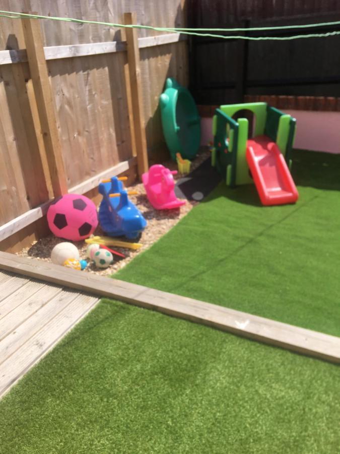 Barbie House ,Opposite The Beach & Paignton Pier , 2 Bedroom Apartment With Private Car Space & Garden , Free Access Next Door To The Stunning Ballet & Make Up School & A Beautiful Ladys Beauty Salon (Adults Only) Exterior foto