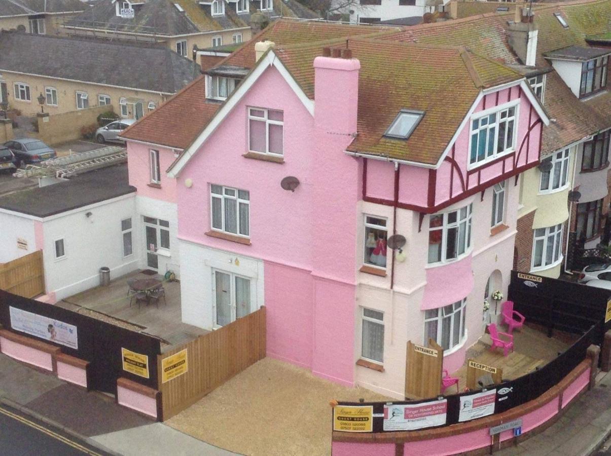 Barbie House ,Opposite The Beach & Paignton Pier , 2 Bedroom Apartment With Private Car Space & Garden , Free Access Next Door To The Stunning Ballet & Make Up School & A Beautiful Ladys Beauty Salon (Adults Only) Exterior foto