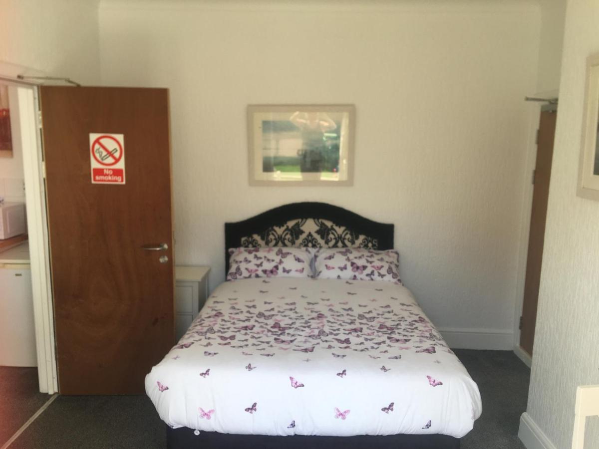 Barbie House ,Opposite The Beach & Paignton Pier , 2 Bedroom Apartment With Private Car Space & Garden , Free Access Next Door To The Stunning Ballet & Make Up School & A Beautiful Ladys Beauty Salon (Adults Only) Exterior foto