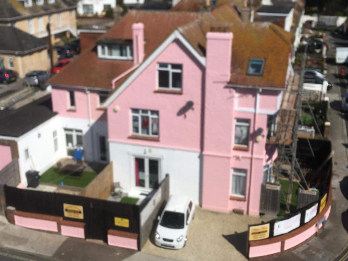 Barbie House ,Opposite The Beach & Paignton Pier , 2 Bedroom Apartment With Private Car Space & Garden , Free Access Next Door To The Stunning Ballet & Make Up School & A Beautiful Ladys Beauty Salon (Adults Only) Exterior foto