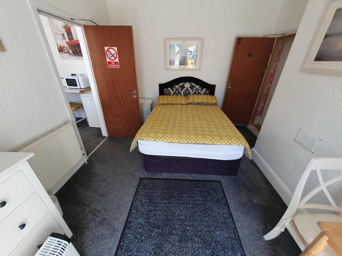 Barbie House ,Opposite The Beach & Paignton Pier , 2 Bedroom Apartment With Private Car Space & Garden , Free Access Next Door To The Stunning Ballet & Make Up School & A Beautiful Ladys Beauty Salon (Adults Only) Exterior foto