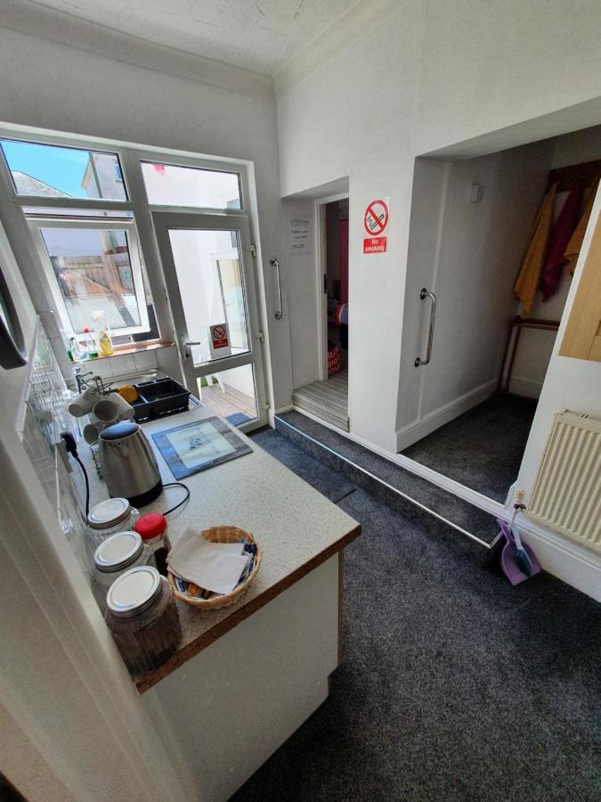 Barbie House ,Opposite The Beach & Paignton Pier , 2 Bedroom Apartment With Private Car Space & Garden , Free Access Next Door To The Stunning Ballet & Make Up School & A Beautiful Ladys Beauty Salon (Adults Only) Exterior foto
