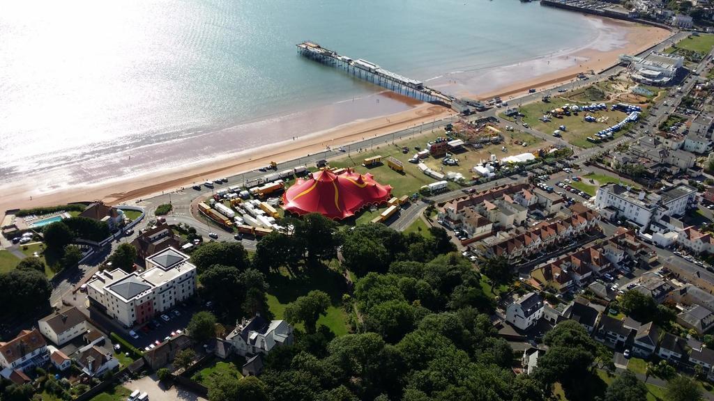 Barbie House ,Opposite The Beach & Paignton Pier , 2 Bedroom Apartment With Private Car Space & Garden , Free Access Next Door To The Stunning Ballet & Make Up School & A Beautiful Ladys Beauty Salon (Adults Only) Habitación foto