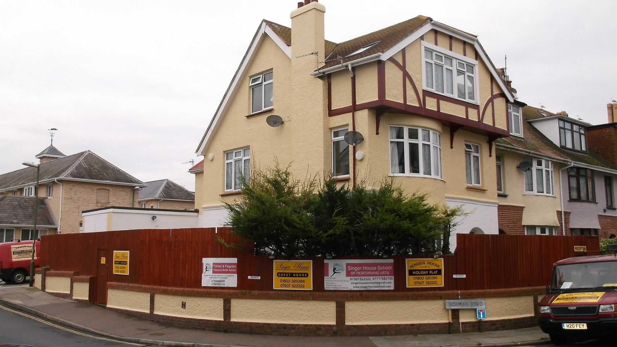 Barbie House ,Opposite The Beach & Paignton Pier , 2 Bedroom Apartment With Private Car Space & Garden , Free Access Next Door To The Stunning Ballet & Make Up School & A Beautiful Ladys Beauty Salon (Adults Only) Exterior foto